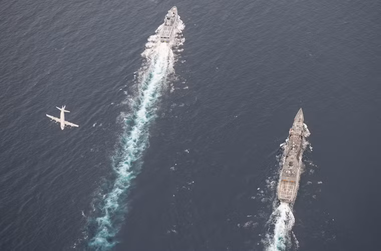 Máy bay tuần tra chống tàu ngầm P-3C Orion bay trên các tàu hộ vệ USS Rodney M. Davis (FFG 60) của Hải quân Mỹ và tàu tuần tra KDB Darulaman (PV 80) của Hải quân Brunei trong cuộc tập trận CARAT ở Biển Đông, ngày 12/11.