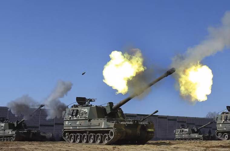 Pháo tự hành K-9 của Lục quân Hàn Quốc trong cuộc bắn đạn thật ở Yeonchon, phía Bắc Seoul hôm 13/11.