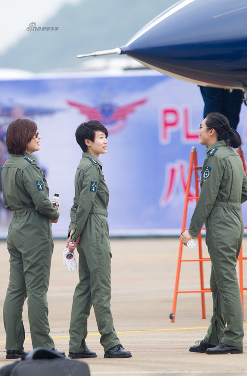 Các nữ phi công của phi đội bay biểu diễn Bát Nhất, Không quân Trung Quốc trước giờ thực hiện các chuyến bay trình diễn ở triển lãm Chu Hải. Đây có lẽ lần đầu tiên mà Trung Quốc có nữ phi công tham gia các đội bay biểu diễn và là thuộc số ít trên thế giới sử dụng nữ phi công lái các máy bay tiêm kích tốc độ cao nhào lộn.