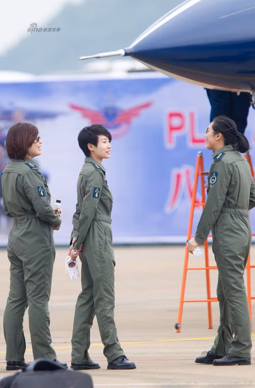Các nữ phi công của phi đội bay biểu diễn Bát Nhất, Không quân Trung Quốc trước giờ thực hiện các chuyến bay trình diễn ở triển lãm Chu Hải. Đây có lẽ lần đầu tiên mà Trung Quốc có nữ phi công tham gia các đội bay biểu diễn và là thuộc số ít trên thế giới sử dụng nữ phi công lái các máy bay tiêm kích tốc độ cao nhào lộn.