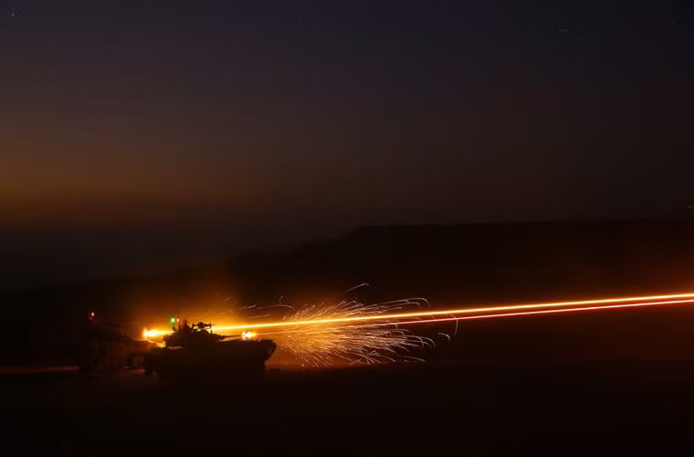 Xe thiết giáp hạng nhẹ LAV-25 của Tiểu đoàn thủy quân lục chiến 2, đơn vị viễn chinh 11, Quân đội Mỹ khai hỏa trong đêm ở Djibouti, ngày 9/11.