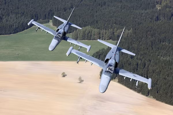 Máy bay tiêm kích hạng nhẹ - huấn luyện chiến đấu L-159.