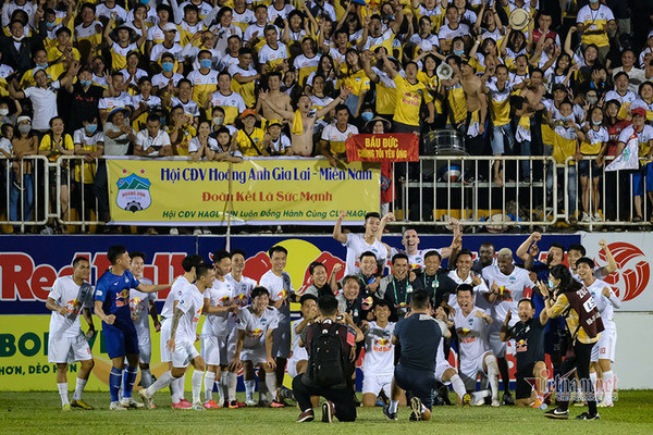 Bong da Viet Nam nam 2021: Thang hoa va... hut hang