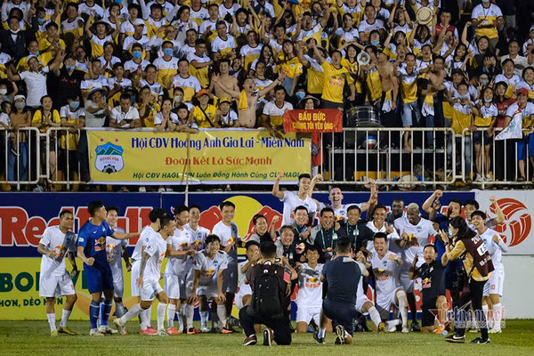 Bong da Viet Nam nam 2021: Thang hoa va... hut hang