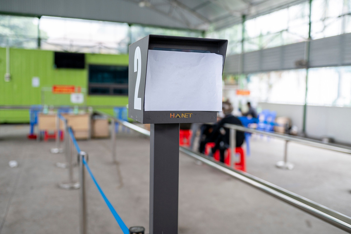 Ghi nhận của Zing, chốt kiểm soát có 4 máy quét mã QR tự động nhưng có 1 máy không sử dụng được. Theo cán bộ, hệ thống quét mã tự động này do công ty HANET Technology cung cấp.