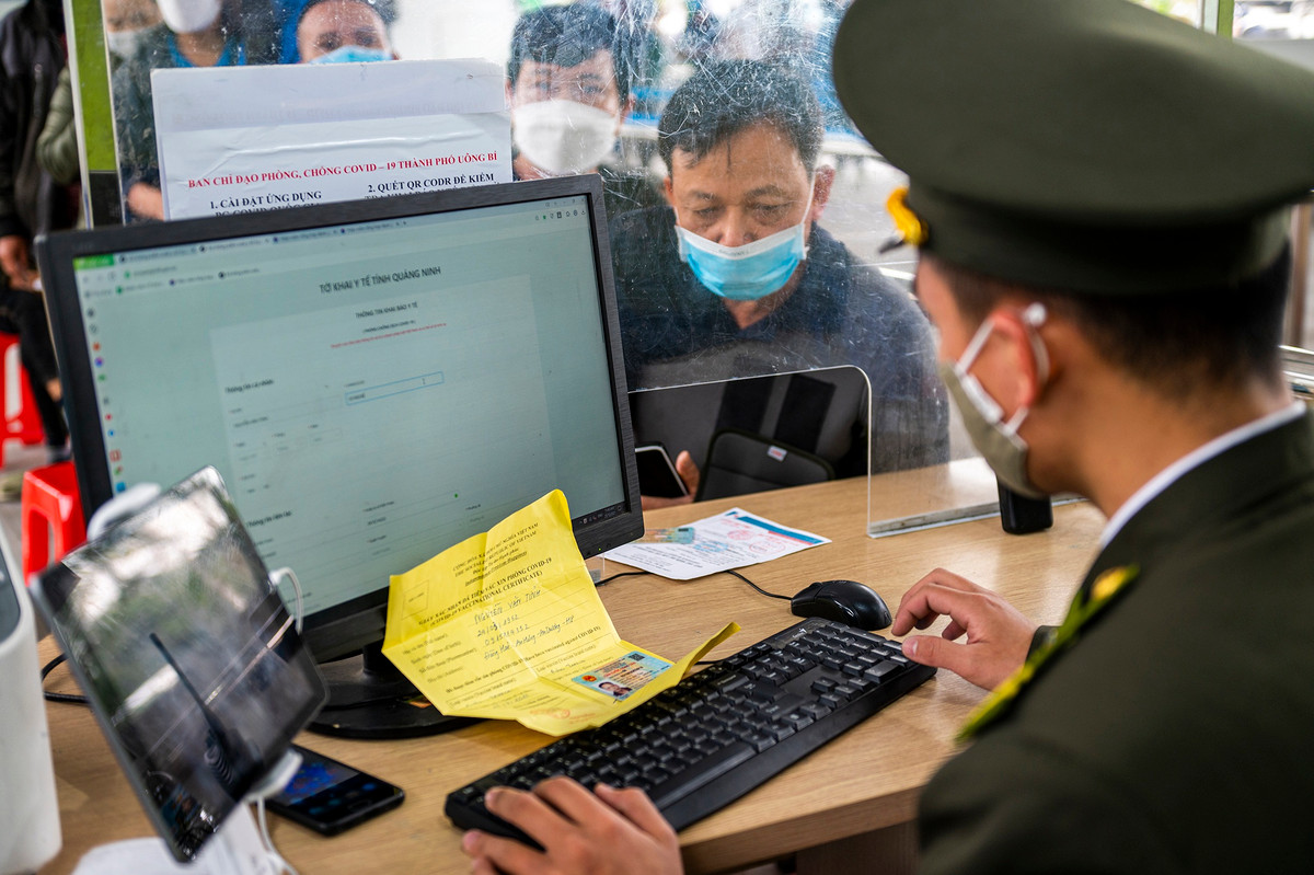 Ông Hoàng Văn Thái (trú Thanh Hóa), cho biết ông cùng gia đình 5 người ra TP Uông Bí để làm thủ tục xin cưới cho con. Trong quá trình khai báo y tế trên phần mềm PC-Covid liên tục báo lỗi không xác định được căn cước công dân. "Chúng tôi phải đợi gần một giờ, sau đó cán bộ hướng dẫn sang khu vực làm khai báo y tế bằng giấy. Rất may hôm nay chưa phải ngày xin dâu nên cũng không bị ảnh hưởng đến giờ giấc", ông Thái nói