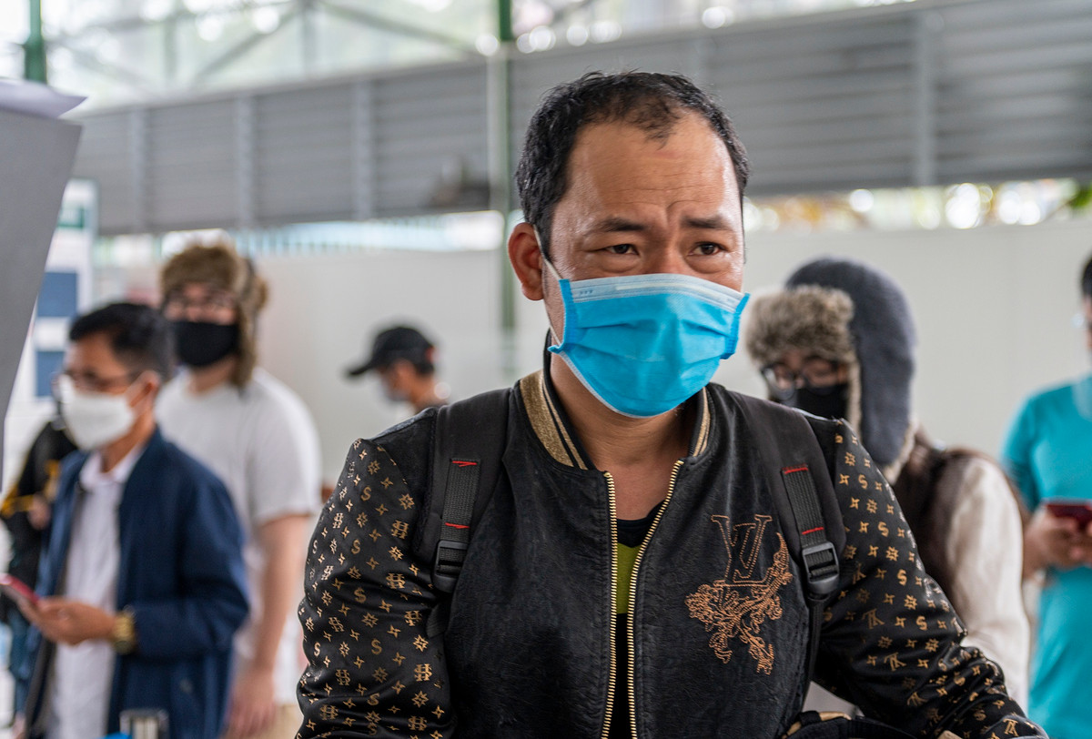 Anh Nguyễn Trường Giang (35 tuổi), cho biết anh về quê tại huyện Quỳnh Phụ, Thái Bình, thăm người nhà và quay trở lại Quảng Ninh. Anh khai báo y tế di chuyển nội địa thành công, nhưng khi quét mã QR tự động trên hệ thống thì liên tục bị từ chối. Hỏi cán bộ tại chốt, anh Giang chỉ được hướng dẫn khai báo trên ứng dụng lại từ đầu.