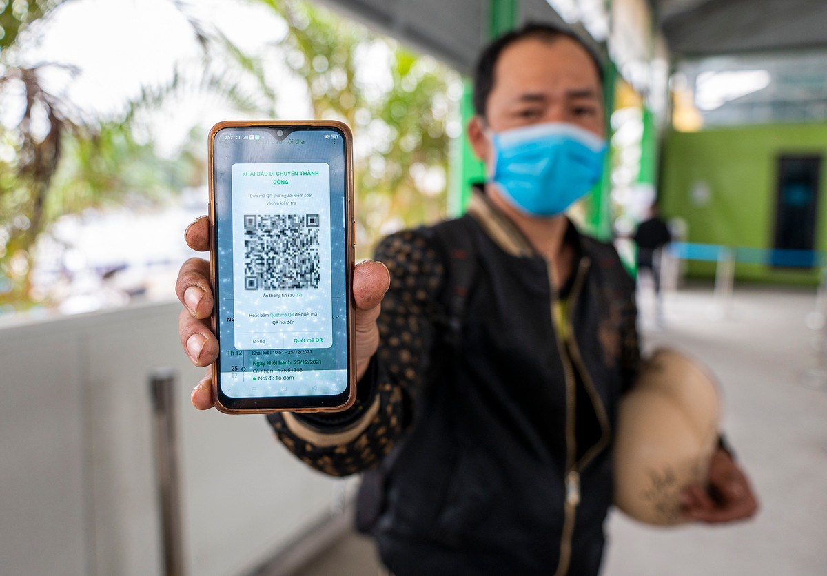 "7 lần tôi đều khai báo thành công và có mã QR, nhưng đến khi quét lên hệ thống thì liên tục nhận được thông báo không chấp nhận. Tôi phải di chuyển sang nhà bên cạnh để khai báo y tế bằng giấy. Hệ thống lỗi khiến cho tôi mất hàng tiếng đồng hồ để chờ đợi", anh Giang cho biết.