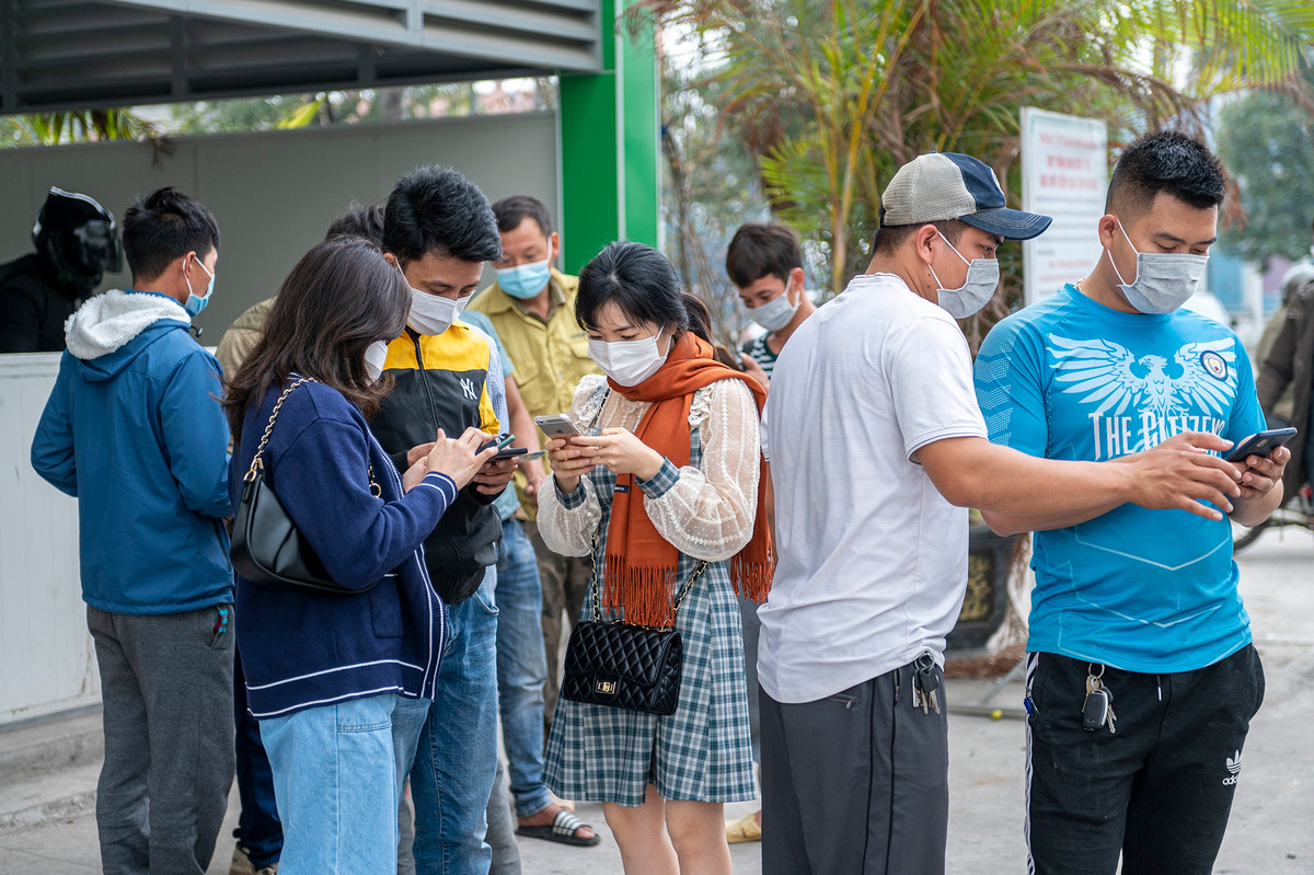 Ngày 30/12, tại chốt kiểm soát thông tin ra vào tỉnh Quảng Ninh - Cầu Đá Bạc (TP Uông Bí, Quảng Ninh), khá đông người tập trung trước cửa để khai báo y tế. Đa số họ là người dân về quê hoặc đi công tác sau đó trở lại nhà.