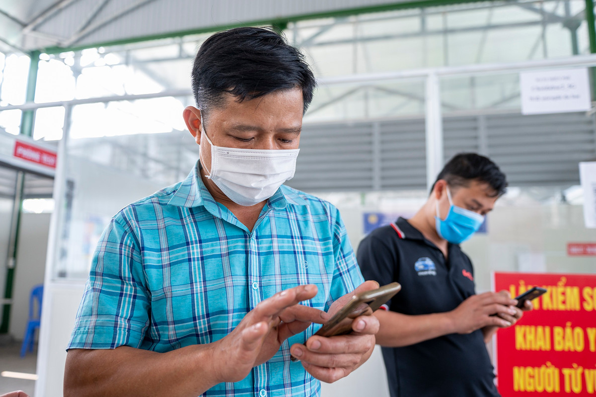 Tương tự anh Hà Dương Hưng (40 tuổi) trú huyện Lang Chánh, tỉnh Thanh Hóa loay hay hơn 30 phút khai báo y tế di chuyển nội địa trên ứng dụng PC-Covid vẫn chưa thành công. "Dù tôi đã nhập đúng số căn cước nhưng hệ thống liên tục báo lỗi không tìm thấy thông tin. Tôi có hỏi cán bộ tại chốt nhưng họ cũng không biết xử lý lỗi này. Ở các địa phương khác chỉ cần quét mã QR là xong, riêng Quảng Ninh lại bắt khai báo di chuyển nội địa, rất phức tạp", anh Hưng nói.