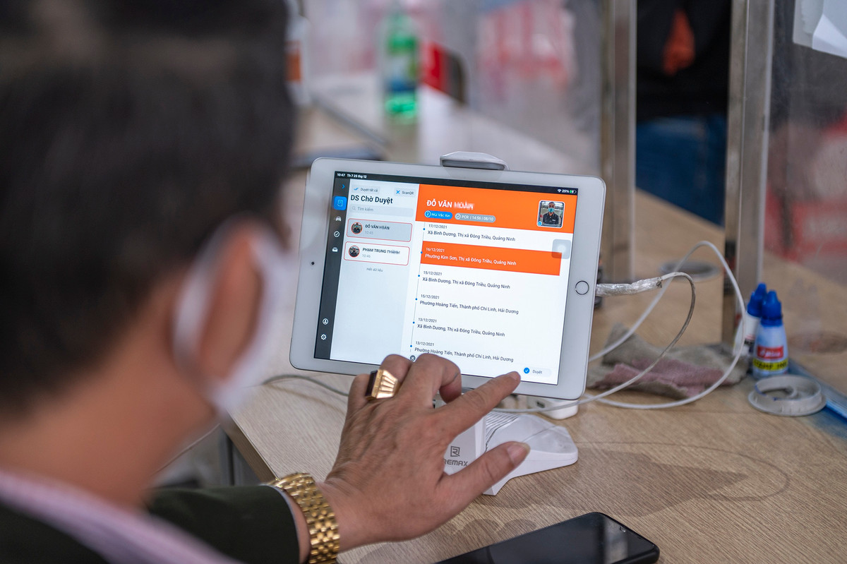 "Chỗ tôi vừa lên vùng 3 (vùng cam) cán bộ tại chốt yêu cầu tôi phải quay lại, muốn vào tỉnh phải cách ly 14 ngày, tôi xin vào trả hàng 30 phút rồi quay lại nhưng không được chấp thuận", anh Phương nói.