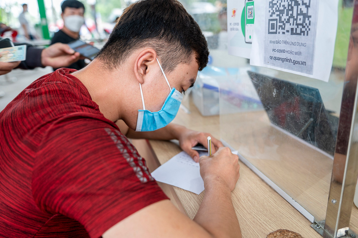 Cùng với anh Giang, có nhiều người dân phải quét mã nhiều lần hoặc phải chuyển sang khai báo bằng giấy mới có thể vào Quảng Ninh. Ngoài ra, những người đến từ vùng 3 phải viết cam kết không dừng dọc đường và về cách ly y tế 7-14 ngày tại nơi cư trú.
