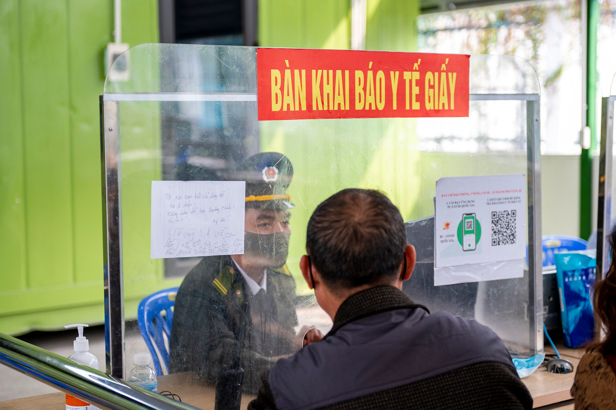 Cùng với đó, sau khi Nghị quyết 128 của Chính Phủ có hiệu lực, Quảng Ninh vẫn duy trì các chốt kiểm soát khiến nhu cầu đi lại của người dân gặp nhiều khó khăn. Nhiều chốt kiểm soát thường xuyên xảy ra ùn tắc do lưu lượng người và phương tiện di chuyển đông, đặc biệt vào dịp cuối tuần và các ngày nghỉ lễ.