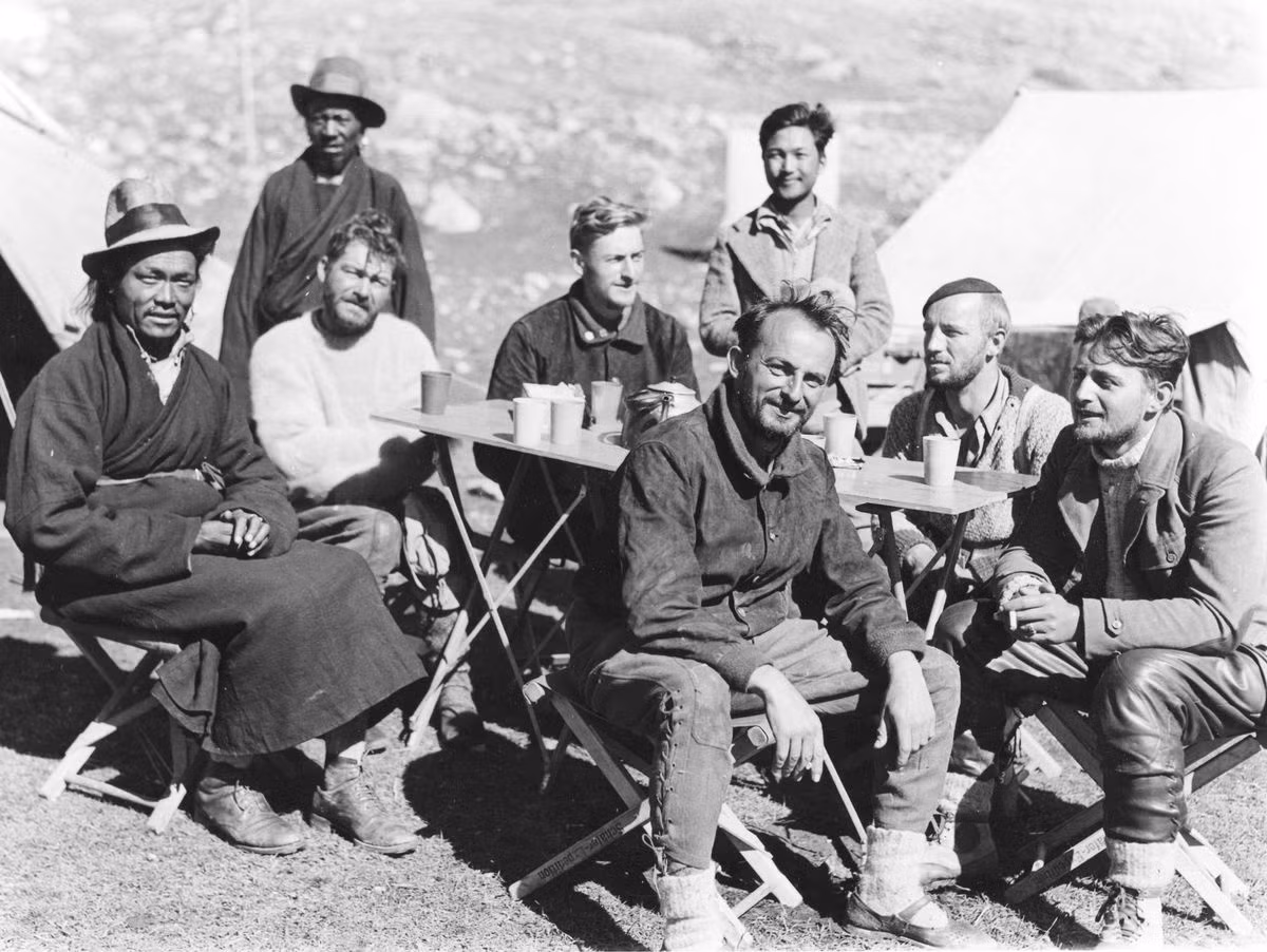 Tuy nhiên, các Phật tử không phải là những người duy nhất bị ám ảnh bởi ý tưởng về vương quốc dưới lòng đất Shambhala. Đức Quốc xã cũng bị mê hoặc bởi khái niệm về một điều không tưởng, đến nỗi Hitler năm 1926-1943 đã liên tục cử các đoàn thám hiểm đến Tây Tạng để tìm kiếm vùng đất huyền thoại.