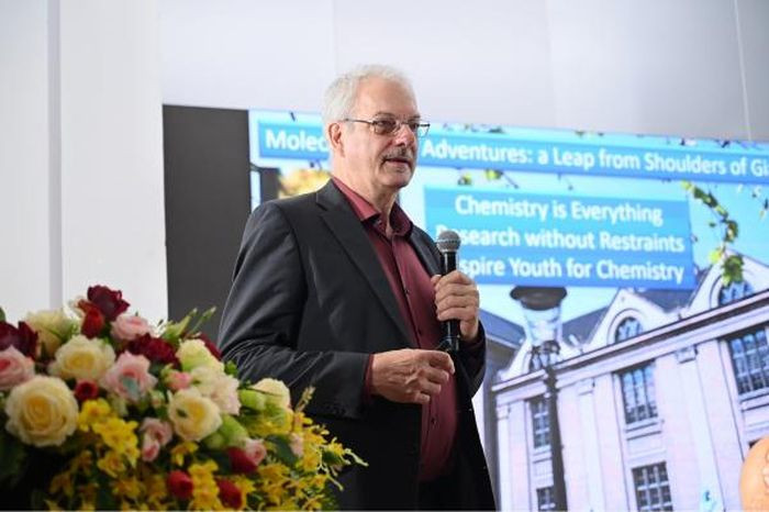 Giao su Morten P. Meldal co buoi noi chuyen tai TP Ho Chi Minh