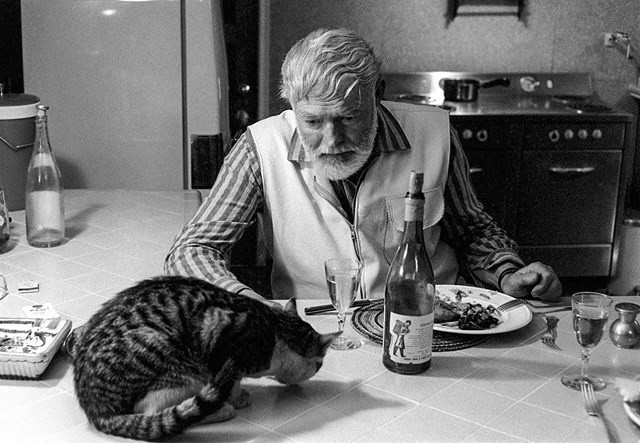  2. Đứng: Ngược lại với thói quen nằm sáng tác, nhiều người lại thích đứng để tìm kiếm mạch cảm xúc khi sáng tác. Các tác giả nổi tiếng có thói quen này là Hemingway, Charles Dickens, Virginia Woolf, Lewis Carroll và Philip Roth. Thực tế, đối với những nhà văn quan tâm đến việc chăm sóc sức khỏe của bản thân, việc sử dụng bàn đứng để làm việc sẽ đem lại rất nhiều lợi ích. Điều này đã được khoa học chứng minh từ lâu. Ảnh: Tác giả Hemingway/Daidoanket.