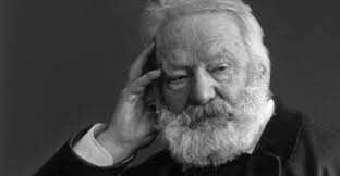  7. Khỏa thân: Nhà văn nổi tiếng Victor Hugo cũng có thói quen viết lách kì lạ khi thường sáng tác trong tình trạng hoàn toàn khỏa thân. Trong thời gian sáng tác cuốn tiểu thuyết Thằng gù nhà thờ Đức Bà, phải đối mặt với một lịch trình dày đặc để hoàn thành cuốn sách nên Victor Hugo đã nhờ trợ lý đem hết quần áo đi để ông không thể rời khỏi nhà và tập trung xử lý bản thảo. Ảnh: Tác giả Victor Hugo/The Guardian.
