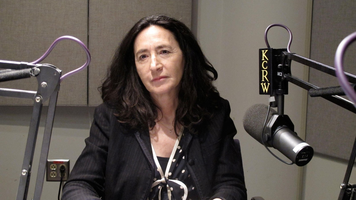  6. Nhìn vào tường: Francine Prose, tác giả của cuốn sách Blue Angel, tin rằng ngồi viết đối diện một bức tường là phép ẩn dụ hoàn hảo cho công việc của một nhà văn. Khi phải ngồi sáng tác trong một căn hộ xa lạ, giải pháp của Prose để hạn chế bị phân tâm là di chuyển bàn làm việc để nhìn ra bức tường phía trước. Bà cho rằng điều này có ích cho việc viết lách của mình, nhất là sau một quãng thời gian dài sáng tác. Ảnh: Tác giả Francine Prose/KCRW.