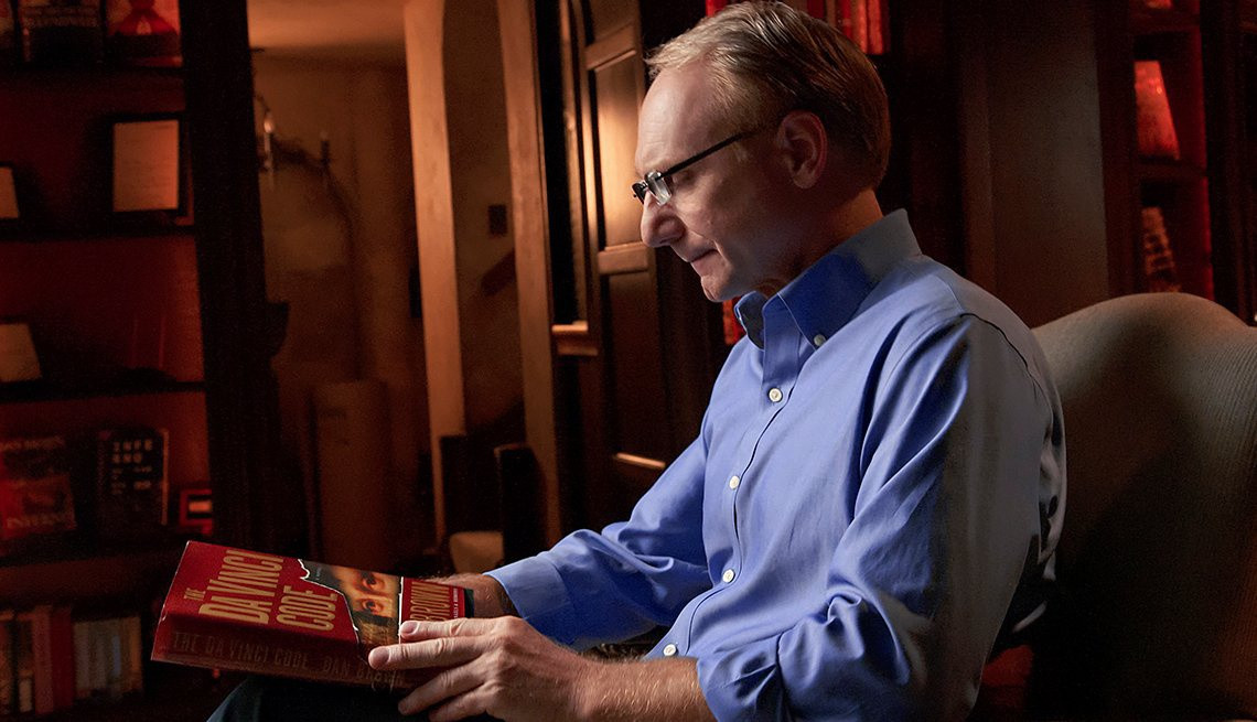  5. Treo ngược người: Đây có thể là một cách chữa trị cho chứng mất cảm hứng sáng tác. Hoặc ít nhất, điều này có hiệu quả đối với Dan Brown. Ông thường áp dụng thói quen này khi sáng tác để có thể thư giãn và tập trung hơn. Một thói quen bất thường khác của tác giả Mật mã Da Vinci là để một chiếc đồng hồ cát trên bàn làm việc. Cứ hết một giờ làm việc, ông sẽ gác mọi việc sang một bên để tập thể dục nhẹ nhàng. Ảnh: Tác giả Dan Brown/AARP.