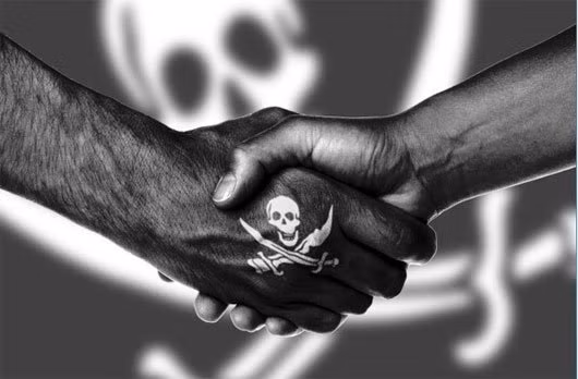 Trung Mỹ là quê hương của những loài vẹt đầy màu sắc. Tầng lớp quý tộc châu Âu rất thích nuôi vẹt làm cảnh. Cướp biển thường xuyên săn lùng, bắt những con vẹt hoặc khỉ, đem về đất liền để buôn bán kiếm lời, dùng quà hối lộ cho quý tộc, nhằm thoát khỏi vòng tù tội. Đây chính là lý do cướp biển Caribe thường có con vẹt trên vai. Ảnh: Phim Cướp biển vùng Caribbean