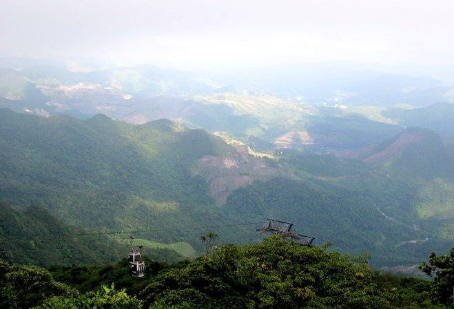 Theo sách "Thiên nhiên Việt Nam", Ba Vì còn là một khu du lịch sinh thái nổi tiếng ở miền Bắc, gắn liền với Vườn quốc gia Ba Vì. Nơi đây có các địa điểm du lịch nổi tiếng như Khoang Xanh-Suối Tiên, Đầm Long, Thác Đa, hồ Tiên Sa, suối nước khoáng Tản Đà, các đền thờ...Ngọn núi này được nhân dân tôn là ngọn núi cao nhất, thiêng liêng nhất trong vùng với câu ca dao: Nhất cao là núi Ba Vì, Thứ ba Tam Đảo, thứ nhì Độc Tôn.