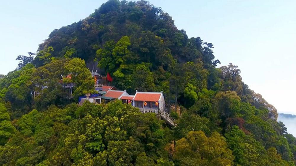 Theo "Cổng thông tin điện tử thành phố Hà Nội", trước khi trở thành một huyện của Hà Nội từ tháng 8/2008, Ba Vì là huyện của tỉnh Hà Tây (cũ). Ngày nay, Ba Vì là huyện thuộc vùng bán sơn địa, nằm về phía Tây Bắc thủ đô Hà Nội. Với tổng diện tích 424 km2, dân số hơn 265 nghìn người (bao gồm 3 dân tộc Kinh, Mường, Dao), toàn huyện có 31 xã, thị trấn.