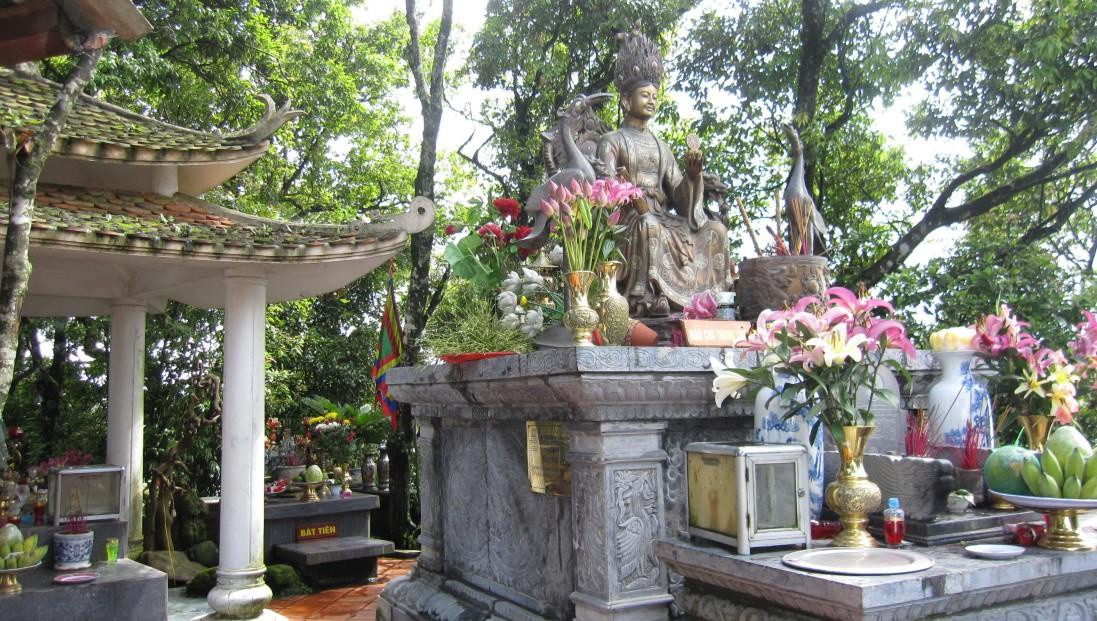 Theo "Cổng thông tin điện tử Ba Vì", chân núi có đền Hạ, lưng chừng núi có đền Trung, đỉnh núi có Đền Thượng, là nơi thờ Đức Thánh Tản. Ngoài Tản Viên, trên Ba Vì còn có các núi cao là Ngọc Lĩnh, Tương Miêu, U Bò, Núi Tre, Ghẹ Đùng, Trăm Voi, Ngọc Hoa (đặt theo tên của công chúa con vua Hùng thứ 18 được gả cho Sơn Tinh), và núi Vua.