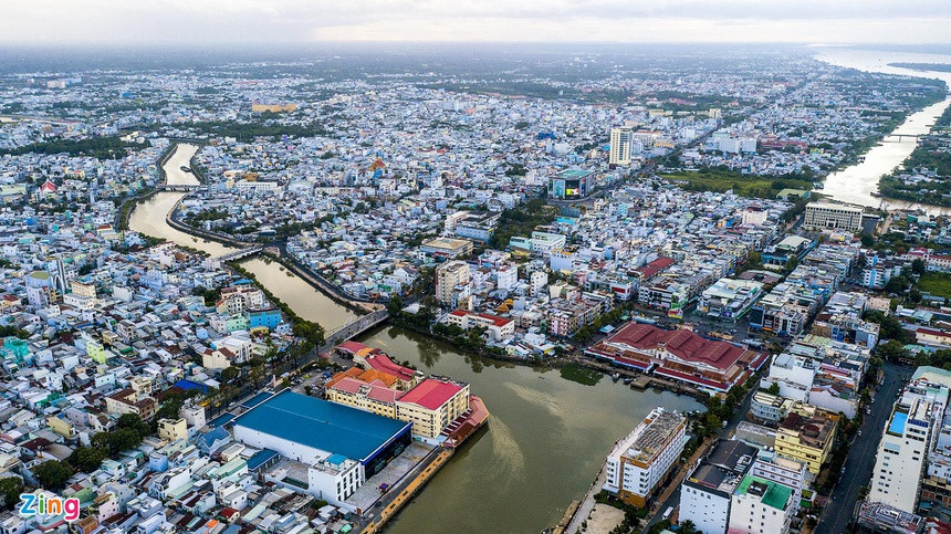 Thành phố Cần Thơ trải dài trên 60 km dọc bờ tây sông Hậu. Phía bắc giáp tỉnh An Giang, phía đông giáp tỉnh Đồng Tháp và tỉnh Vĩnh Long, phía tây giáp tỉnh Kiên Giang phía nam giáp tỉnh Hậu Giang.