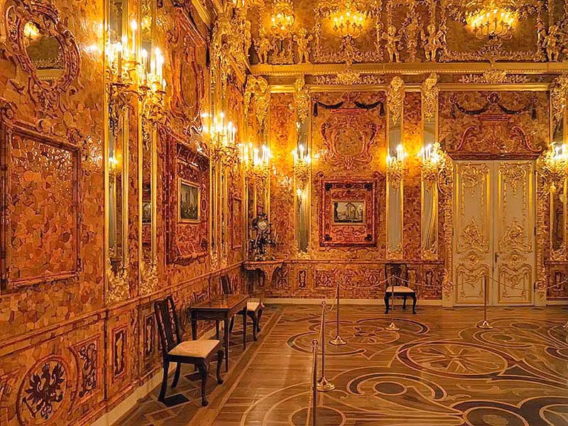 Được xem là “Kỳ quan thứ 8 của thế giới”, căn phòng hổ phách là quà tặng cho Peter Đại Đế vào năm 1716 để mừng hòa bình giữa Nga và Phổ. Công trình này có diện tích khoảng 55 m2, được trang trí bằng 6 tấn hổ phách và đá quý. Các tấm ốp hổ phách có nền dát vàng, với tổng trị giá ước tính 142 triệu USD. Nơi đây được dùng làm phòng thiền hay phòng họp cho các sa hoàng Nga. Tiếc rằng, nguyên bản căn phòng hổ phách đã bị phát xít Đức lấy đi trong chiến tranh thế giới thứ 2.