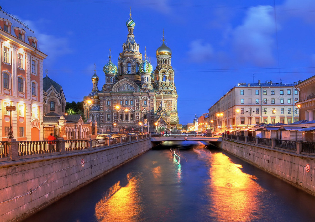Đêm trắng là “đặc sản” du lịch ở thành phố St. Petersburg của nước Nga. Diễn ra trong vòng 2 tháng mùa hè, từ khoảng giữa tháng 5 đến giữa tháng 7, Mặt Trời thường lặn sau 23h đêm, thời gian ban ngày lên tới hơn 18 tiếng. Tận dụng thời gian này, người dân đã tạo ra một loạt lễ hội, đi dạo trong đêm, mọi người cùng nhau thức trắng cả đêm, kéo ra đường để chiêm ngưỡng khung cảnh huyền ảo của thành phố, đổ về những buổi hòa nhạc, xem biểu diễn ballet và tiệc tùng thâu đêm. Tới St. Petersburg du khách sẽ được chiêm ngưỡng hiện tượng thiên nhiên kỳ thú này.