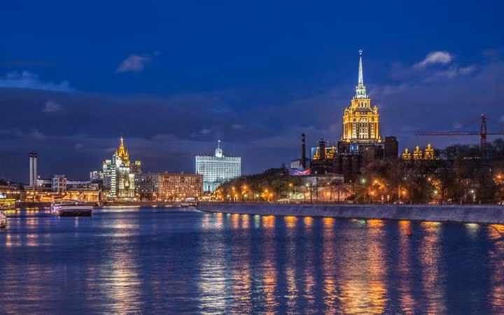 Theo World Atlas, với diện tích lên tới hơn 17 triệu km2, Nga là nước rộng nhất thế giới. Đây cũng là quốc gia có nhiều thắng cảnh đẹp, làm mê đắm khách du lịch.