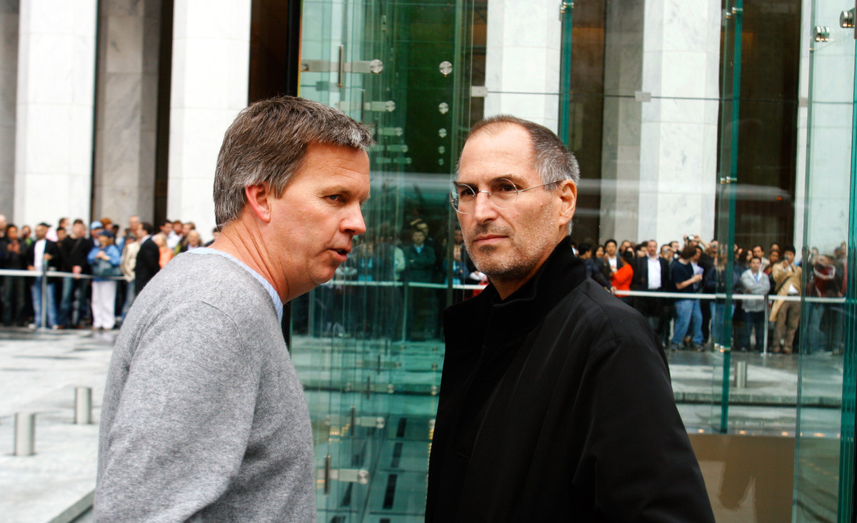 CEO Steve Jobs cùng vợ Laurene Jobs và Ron Johnson, Giám đốc Bán lẻ của Apple thời điểm đó cũng có mặt tại lễ khai trương. Apple Store Fifth Avenue đã trở thành biểu tượng, thu hút hàng chục triệu khách tham quan mỗi năm, là nơi xếp hàng quen thuộc mỗi khi thế hệ iPhone mới được lên kệ. Ảnh: Fortune.