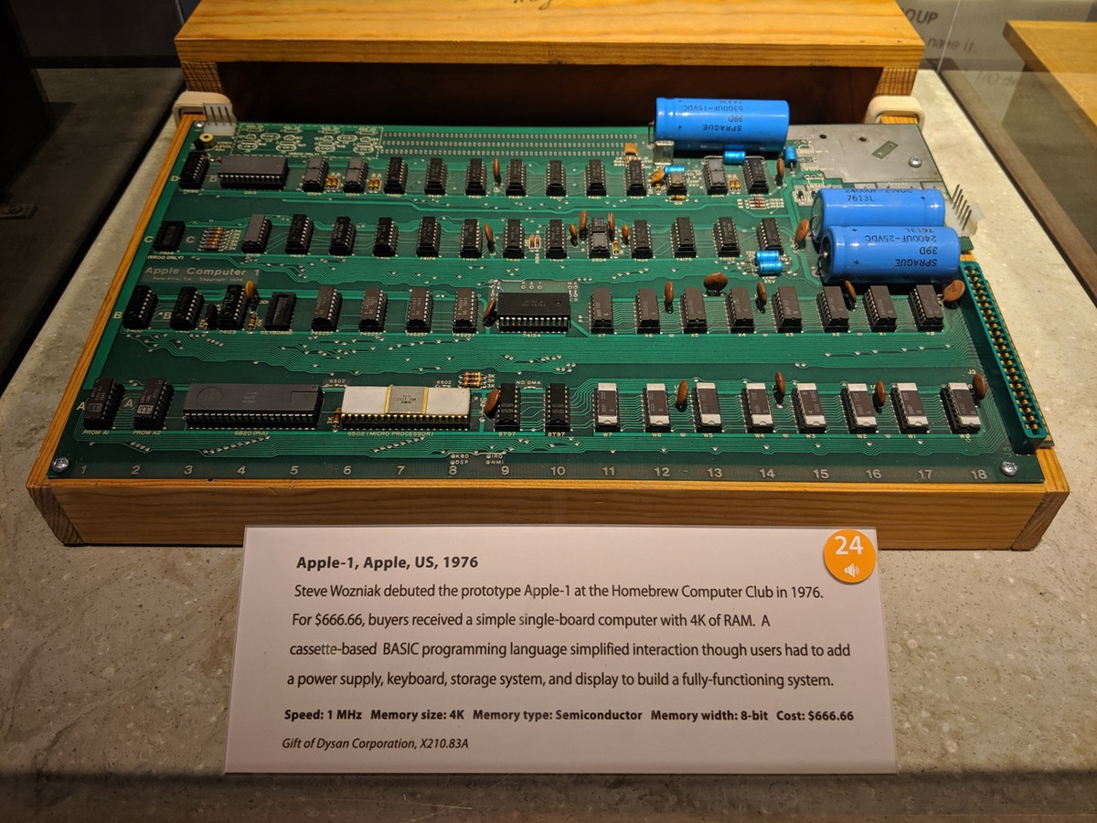 Apple I là sản phẩm đầu tiên của công ty. Theo USA Today, máy tính có giá 666,66 USD và chỉ có 200 chiếc được sản xuất. Hiện nay, Apple I là món hàng được giới sưu tầm săn đón và sẵn sàng trả hàng trăm nghìn USD để sở hữu thiết bị còn hoạt động tốt. Ảnh: Computer History Museum.