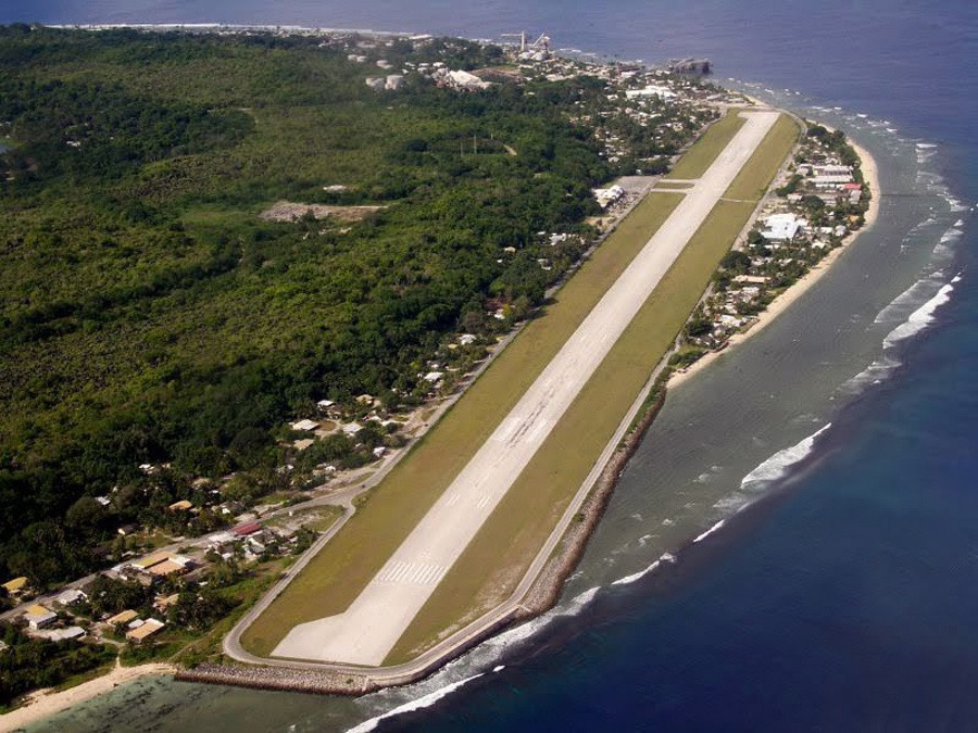 Với diện tích chỉ 21 km2, Nauru là quốc gia nhỏ nhất tại châu Đại Dương Dương. Nước này cũng là quốc gia có diện tích nhỏ thứ ba trên thế giới, chỉ xếp trên Thành Vatican và Công quốc Monaco.