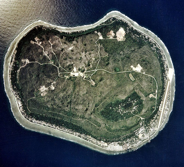 Khoảng năm 1830, người Nauru tiếp xúc người châu Âu. Đến năm 1888, lãnh thổ của nước này bị người Đức thôn tính. Sau khi bị Đức chiếm làm thuộc địa, Nauru tiếp tục bị Nhật Bản chiếm đóng trong chiến tranh thế giới thứ hai. Năm 1947, Liên Hợp Quốc thiết lập chế độ ủy thác tại Nauru, được tự trị vào tháng 1/1966. Nauru trở thành quốc gia độc lập vào năm 1968.