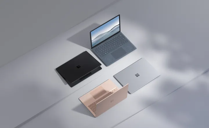 Thiết kế của Surface Laptop 4 không thay đổi so với thế hệ trước. Phiên bản 13,5 inch có 4 tùy chọn màu gồm bạc và xanh dương (chiếu nghỉ tay bọc vải Alcantara), đen và vàng cát (chiếu nghỉ tay kim loại). Trong khi đó, bản 15 inch chỉ có 2 màu đen và bạc (chiếu nghỉ tay kim loại).