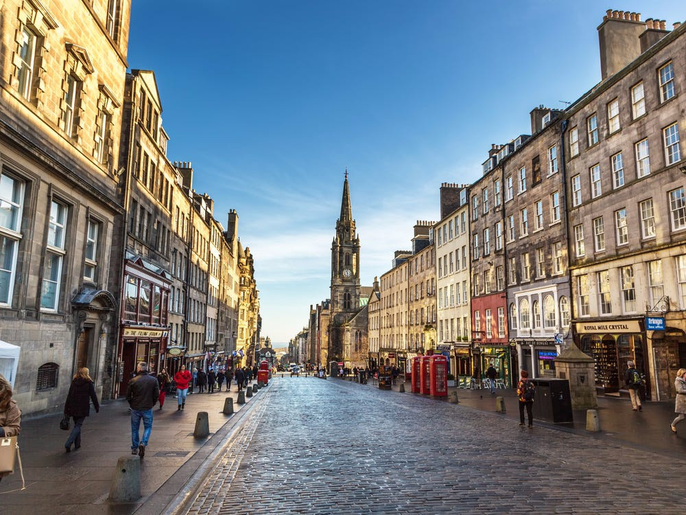 Người dân Scotland kỷ niệm dịp Cá tháng Tư trong hai ngày đầu tiên của tháng 4. Ngày thứ nhất vẫn là những trò chơi khăm thông thường. Còn ngày thứ hai, được gọi là Tailie Day, là lúc mọi người gắn chiếc đuôi giả lên lưng nhau. Ảnh: Shutterstock.