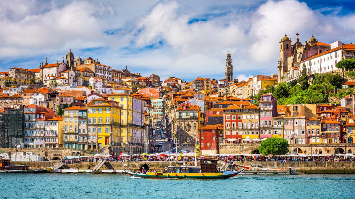 Ở Bồ Đào Nha, ngày Cá tháng Tư được tổ chức vào chủ nhật và thứ 2 trước Mùa Chay. Quốc gia châu Âu này chào đón ngày nói dối bằng cách tổ chức lễ hội ném bột màu. Ảnh: Getty.