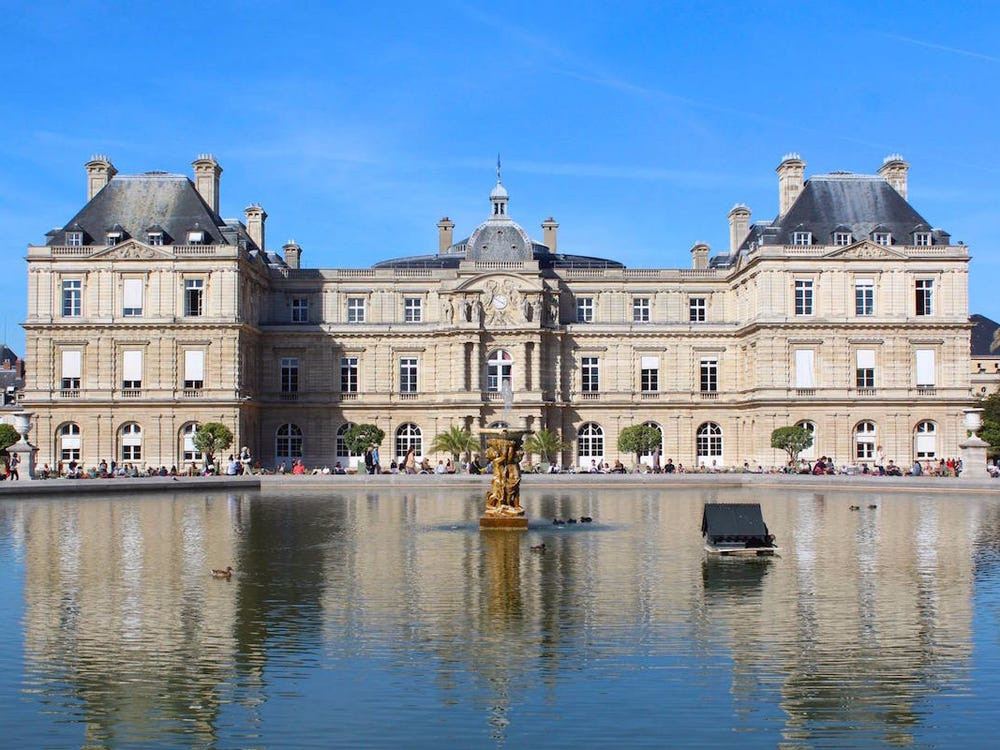 Trẻ em Pháp hưởng ứng ngày Cá tháng Tư bằng cách lén lút dán những con cá giấy lên lưng của bạn bè. Nếu nạn nhân phát hiện ra trò chơi khăm, kẻ bày trò sẽ hét lên: "Poisson d'Avril!" (có nghĩa là "Cá tháng Tư!"). Ảnh: Cassidy Hopkins.