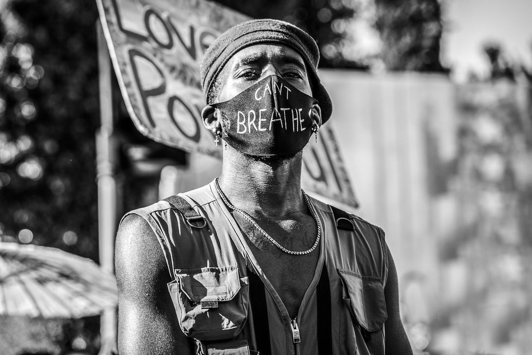 Cuộc thi ảnh quốc tế Smithsonian được tổ chức thường niên. Trong 17 lần tổ chức trước, họ đã nhận được khoảng 470.000 tác phẩm từ các nhiếp ảnh gia trên toàn thế giới. Người thắng giải chung cuộc sẽ nhận được số tiền thưởng 2.500 USD. Các hạng mục khác (bao gồm độc giả bình chọn) có mức tiền thưởng 500 USD.