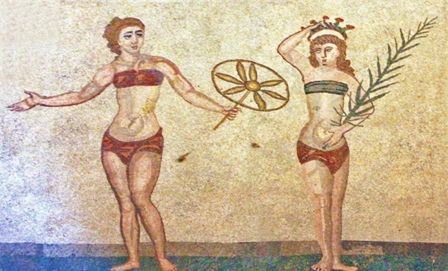 Các cô gái La Mã đã mặc bikini. Như được mô tả trong bức tranh khảm này từ thế kỷ thứ 4 sau Công nguyên, được tìm thấy ở Sicily, các cô gái La Mã đã mặc đồ bikini như thời hiện đại. 
