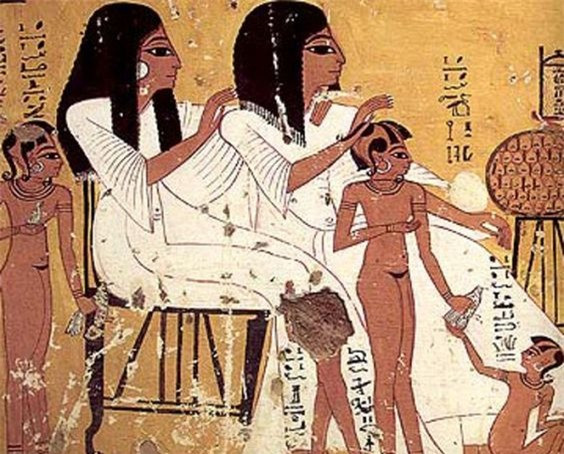  Phụ nữ Ai Cập cổ đại có quyền thừa kế ngai vàng. Ai Cập dân chủ hơn nhiều vương quốc cổ đại khác. Bằng chứng là bất chấp giới tính, bất cứ đứa trẻ nào là con của một vị vua cũng có thể kế thừa ngai vàng. Quyền của nam giới và phụ nữ gần như bằng nhau. 