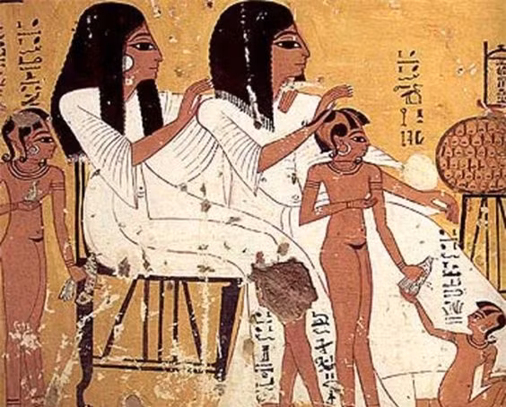  Phụ nữ Ai Cập cổ đại có quyền thừa kế ngai vàng. Ai Cập dân chủ hơn nhiều vương quốc cổ đại khác. Bằng chứng là bất chấp giới tính, bất cứ đứa trẻ nào là con của một vị vua cũng có thể kế thừa ngai vàng. Quyền của nam giới và phụ nữ gần như bằng nhau. 