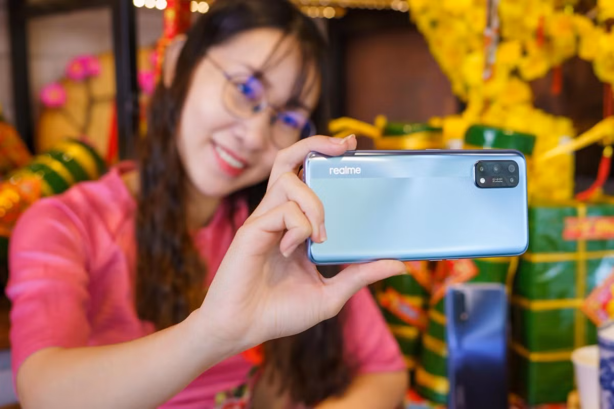  Realme 7 Pro cũng được giảm một triệu đồng còn 7,5 triệu đồng. Máy dùng màn hình 6,4 inch, độ phân giải Full HD+ và tấm nền Super AMOLED. Phần đục lỗ trên màn hình của thiết bị chứa camera selfie 32 MP. Smartphone của Realme được trang bị chip Snapdragon 720G, RAM 8 GB, bộ nhớ 128 GB, pin 4.500 mAh và sạc nhanh công suất 65 W.