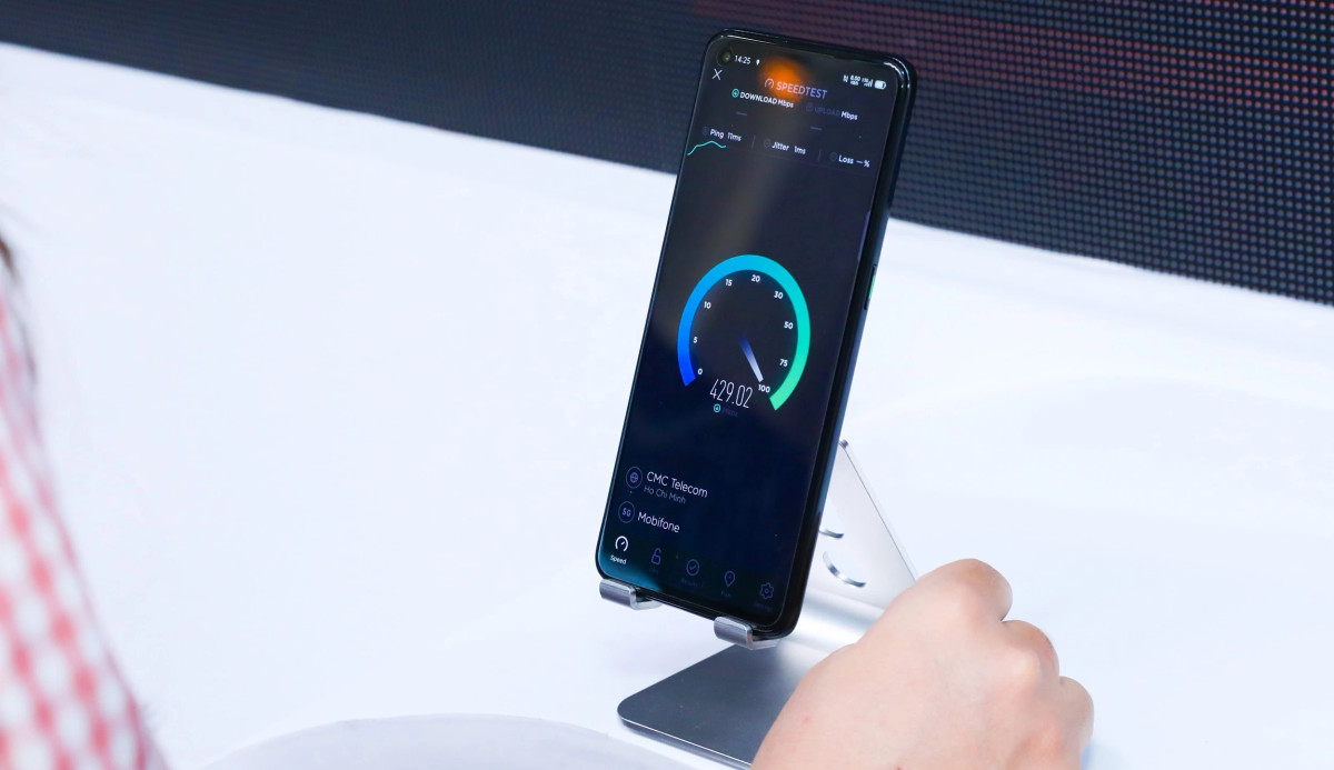  Oppo Reno5 5G được giảm 500.000 đồng, còn 10,2 triệu đồng. Đây là mẫu smartphone tầm trung đầu tiên của Oppo có kết nối mạng 5G. Máy có thể tương tích 5G với cả 3 nhà mạng lớn gồm Viettel, Mobifone và Vinaphone. Cấu hình của thiết bị này gồm chip Snapdragon 765G, RAM 8 GB và bộ nhớ trong 256 GB.