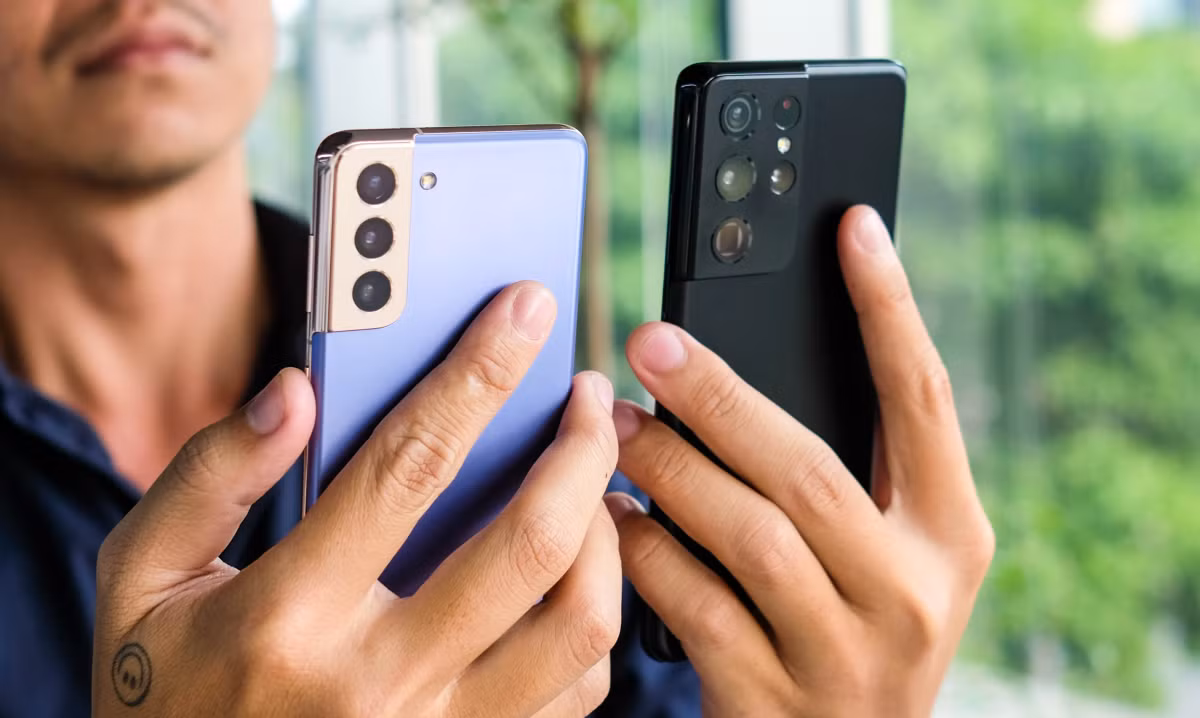 Cấu hình của thiết bị gồm chip Exynos 2100, RAM 8 GB, bộ nhớ trong 256 GB và hỗ trợ kết nối mạng 5G. Hệ thống 3 camera sau của máy gồm camera chính 12 MP, ống kính góc siêu rộng 12 MP và camera telephoto 64 MP. Camera trên máy có nhiều chế độ như thức ăn, góc nhìn đạo diễn hay quay video 8K.