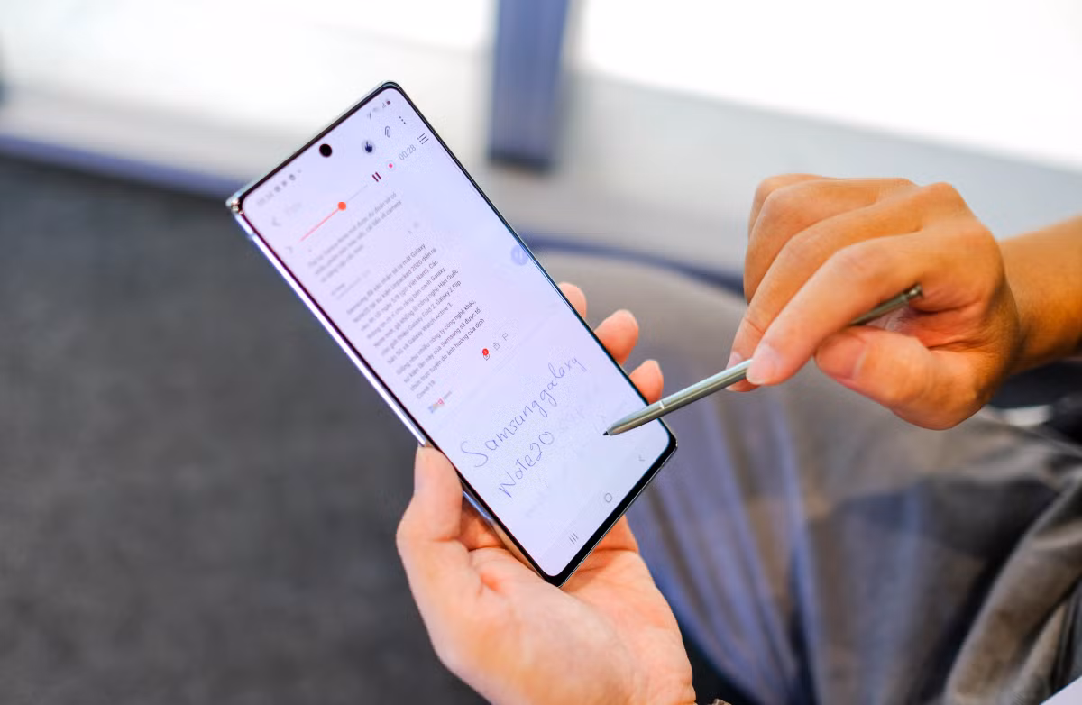Máy có màn hình 6,9 inch, độ phân giải 2K, tần số quét 120 Hz. Điểm đặc trưng của thiết bị này đến từ chiếc bút S Pen hỗ trợ tốt cho ghi chú, công việc. Trên Galaxy Note20 Ultra 5G, chiếc bút này đã được cải tiến với độ trễ thấp 9 ms mang đến cảm giác giống như đang viết trên giấy.