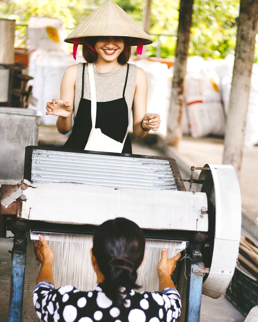 Các làng nghề hủ tiếu tập trung ở phường An Bình, quận Ninh Kiều gần cầu Rau Răm. Du khách có thể đến đây quan sát, trải nghiệm quy trình làm ra sản phẩm hủ tiếu đặc trưng của địa phương. Bạn cũng đừng quên thưởng thức món pizza hủ tiếu hấp dẫn, được biến tấu từ sợi hủ tiếu chiên giòn, ăn kèm các loại topping lạ miệng. Ảnh: Tatymilaa.