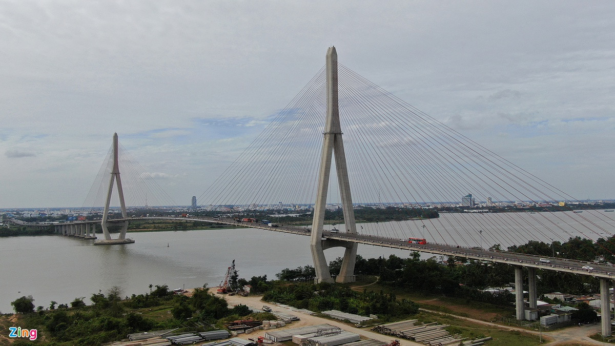 Cầu Cần Thơ bắc qua sông Hậu, nối thành phố Cần Thơ và tỉnh Vĩnh Long. Tại thời điểm hoàn thành (2010), đây là cây cầu dây văng có nhịp chính dài nhất Việt Nam (550 mét) và dài nhất tại khu vực Đông Nam Á. Nhờ chiếc cầu này, các loại phương tiện giao thông và hàng hóa dễ dàng lưu thông mà không phải chịu cảnh lụy phà. Ảnh: Phạm Ngôn.