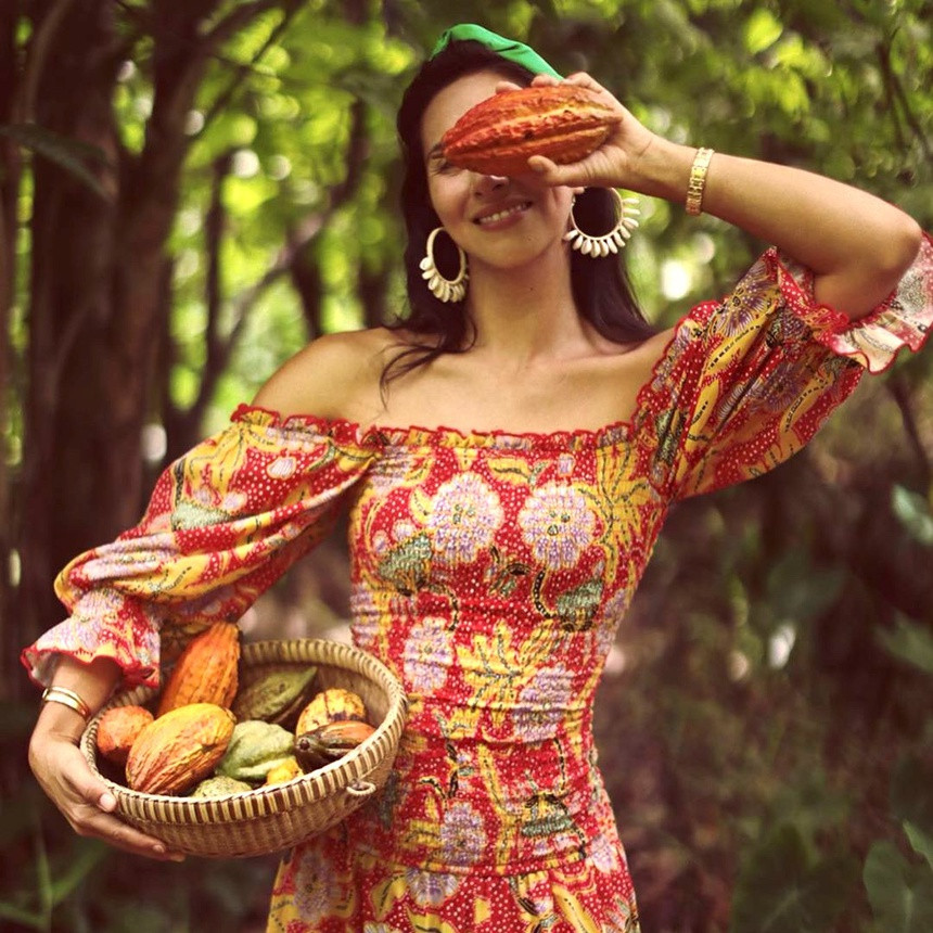 Vườn cacao Mười Cương ở huyện Phong Điền là điểm du lịch hút khách của Cần Thơ, nhất là du khách nước ngoài. Đến đây, bạn có thể tham quan khu vườn xanh mát với hàng nghìn gốc cacao độc đáo giữa xứ sở sông nước miền Tây, tìm hiểu quy trình chế biến cacao, thưởng thức những thành phẩm từ cacao hấp dẫn như bột, bơ, kẹo, chocolate... Ảnh: Carolyncarter.